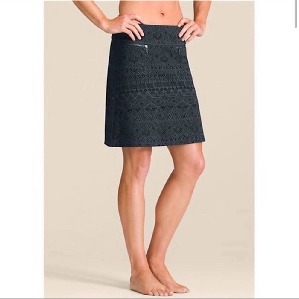 Athleta Cassava Strata Aztec Tribal Skirt Zipper Pockets Size Small Gray Black